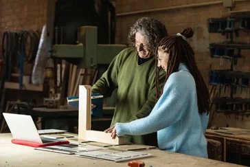 Assembleur / Assembleuse d'ouvrages en bois