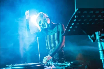 DJ