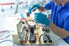 Assembleur / Assembleuse en produits électriques et électroniques
